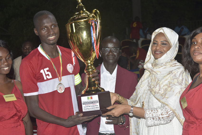 Tournoi de Foot Intégration : L&rsquo;équipe de l&rsquo;Administration des Douanes remporte le trophée